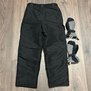 ❄️ Youth snow pants size 10/12 perfect condition!! Includes YM Lands End mittens